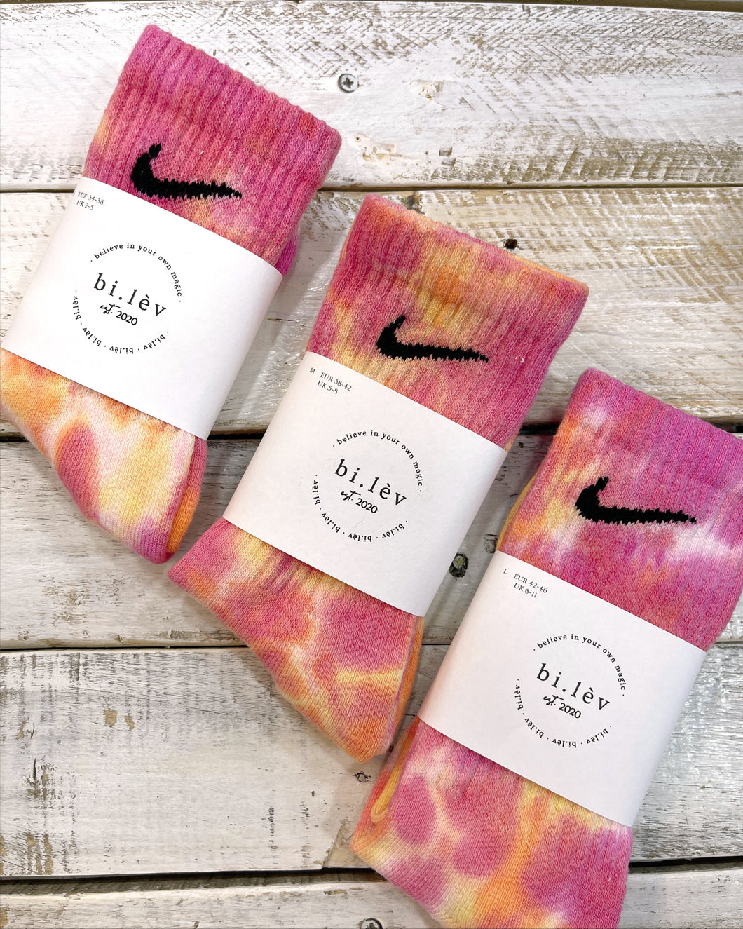 STRAWBERRY CITRUS - Nike tie-dye crew socks